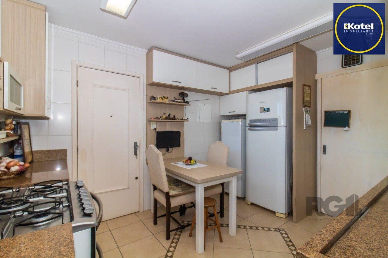 Apartamento de quatro quartos, suíte e duas vagas de garagem no bairro Rio Branco em Porto Alegre.