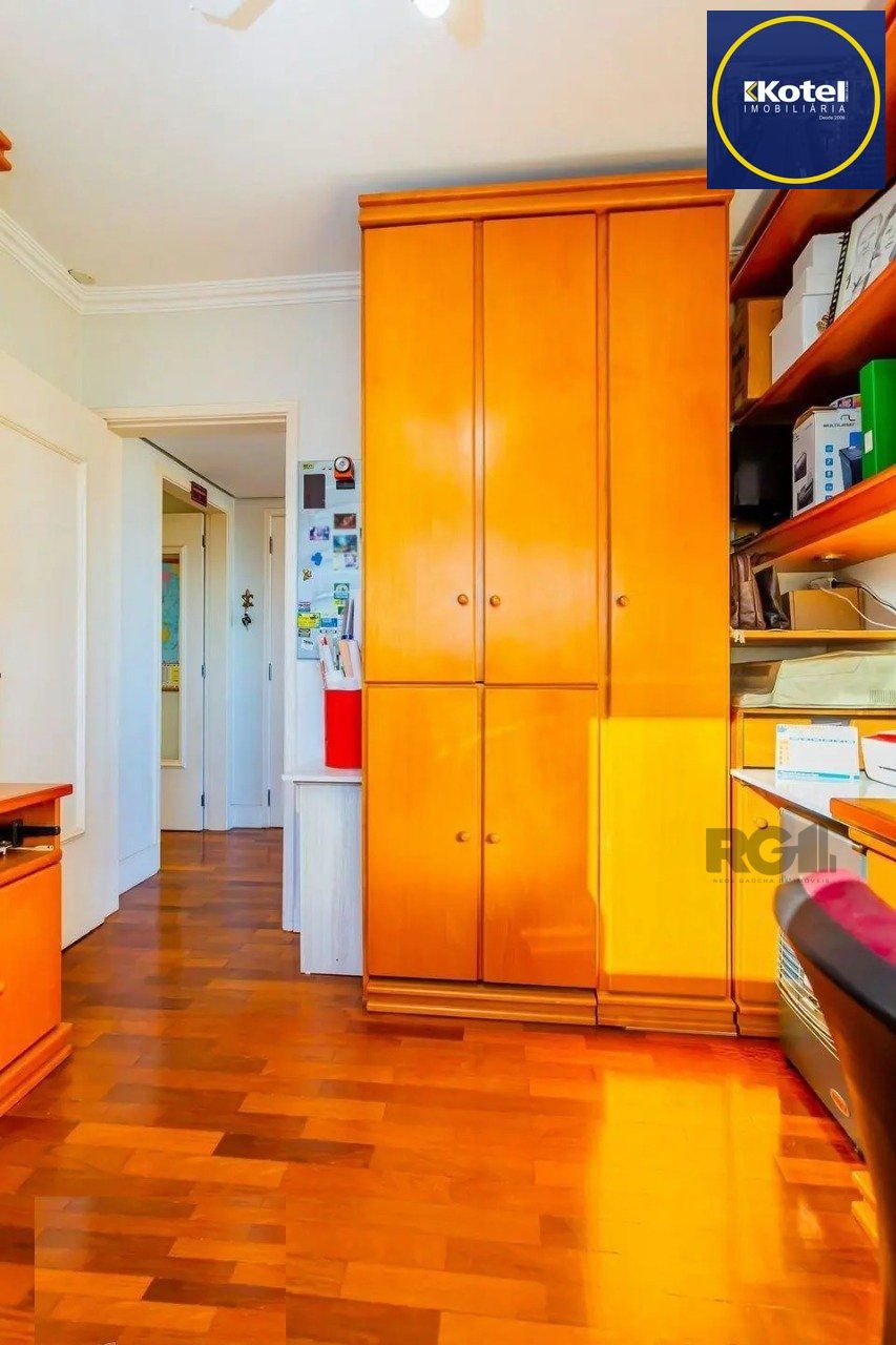 Apartamento de quatro quartos, suíte e duas vagas de garagem no bairro Rio Branco em Porto Alegre.