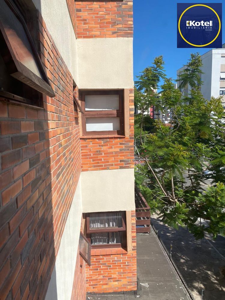 Apartamento de dois quartos e uma vaga de garagem no bairro Menino Deus em POA