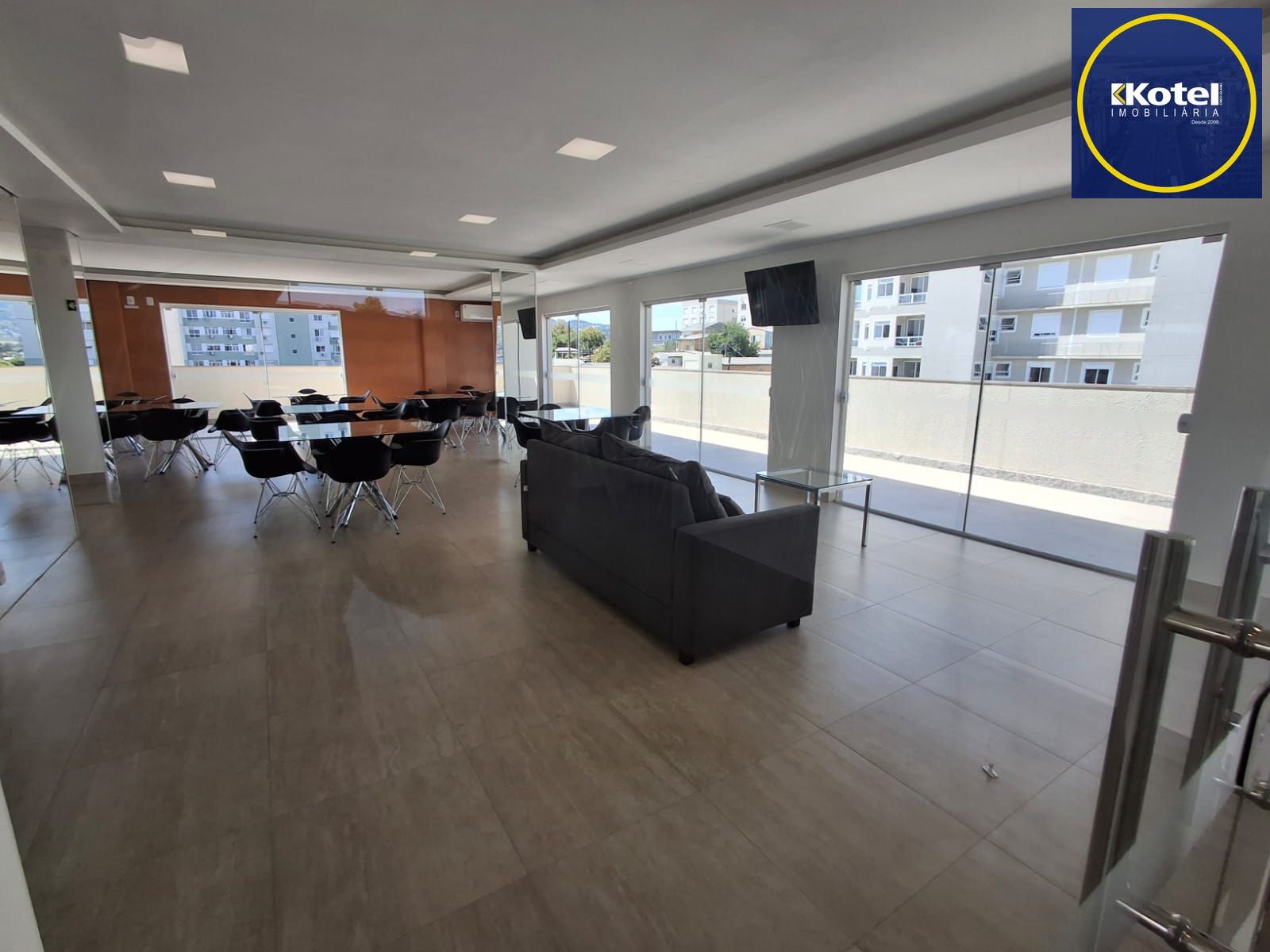 Apartamento de 2 dormitórios com 1 vaga de garagem , nunca habitado !