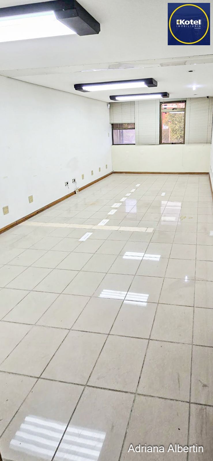 Prédio comercial com 239m²