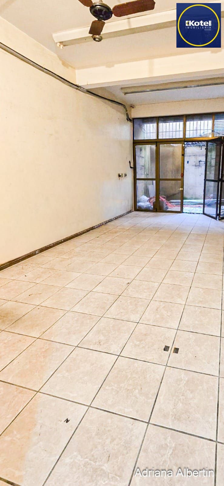 Prédio comercial com 239m²
