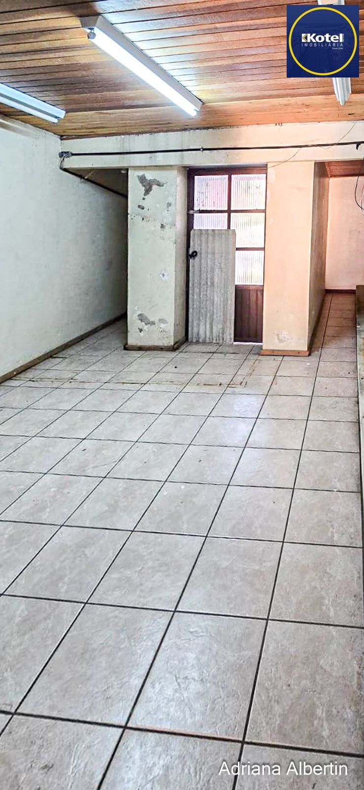 Prédio comercial com 239m²