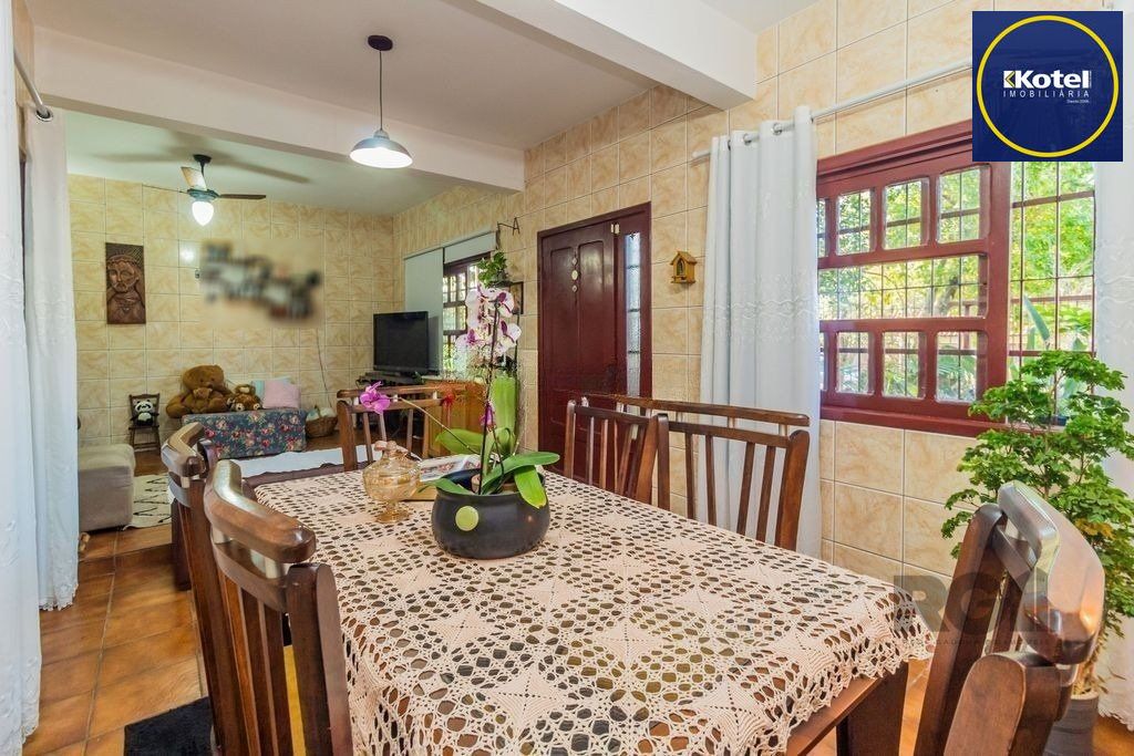Sobrado de 215m² - 4 dormitórios, 5 vagas no bairro Passo das Pedras