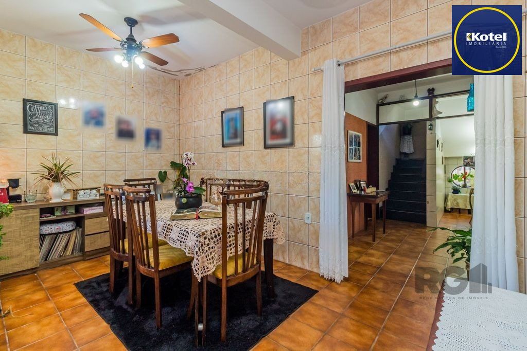 Sobrado de 215m² - 4 dormitórios, 5 vagas no bairro Passo das Pedras