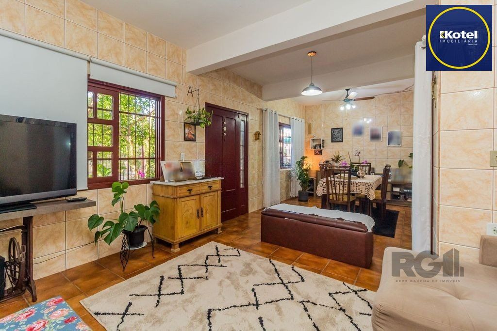 Sobrado de 215m² - 4 dormitórios, 5 vagas no bairro Passo das Pedras