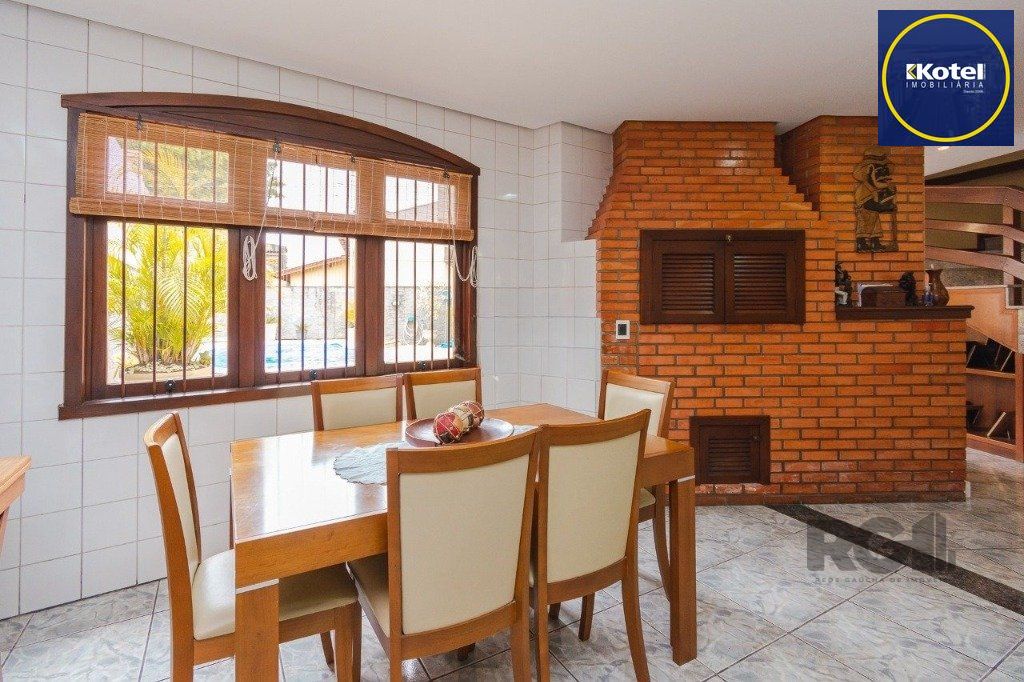 Casa com 4 dormitórios no bairro Morro Santana