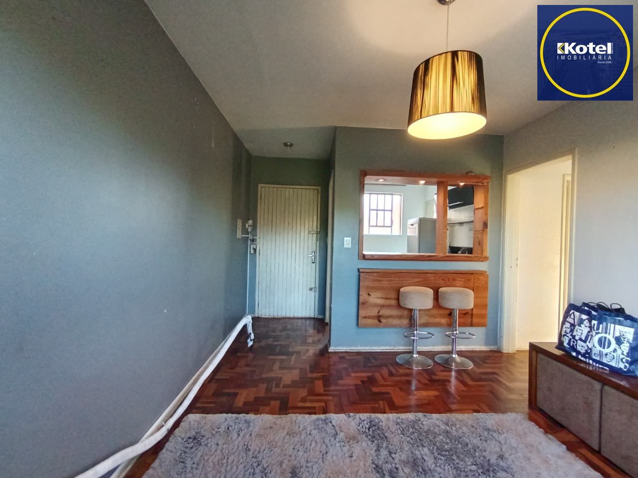 Apartamento de dois dormitórios á venda no bairro Cristal em Porto Alegre.