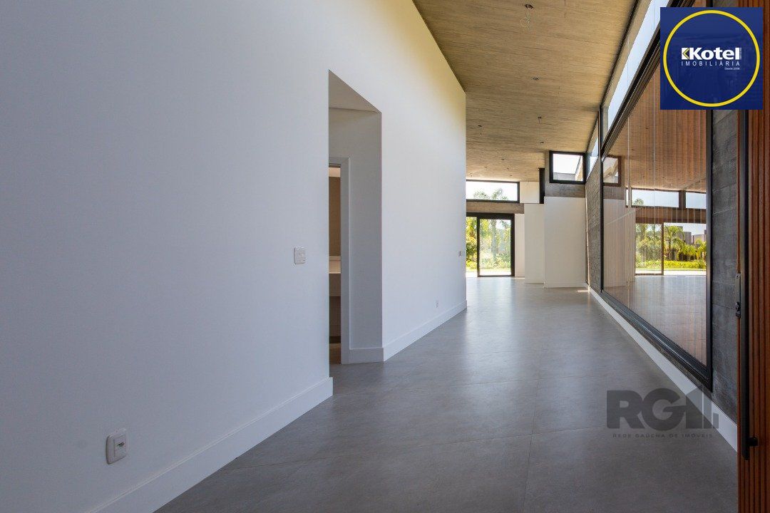 A Casa Le Mans, uma residência térrea de esquina com 389,48m2 de área coberta