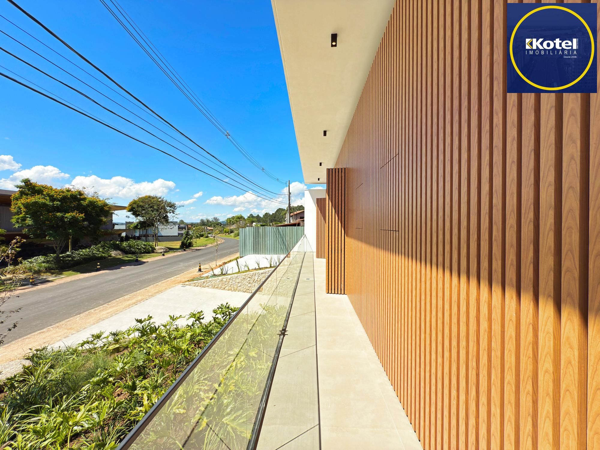 A casa conta com 434m2 de área construída, mas com um aproveitamento total dos 1.012m2 do lote