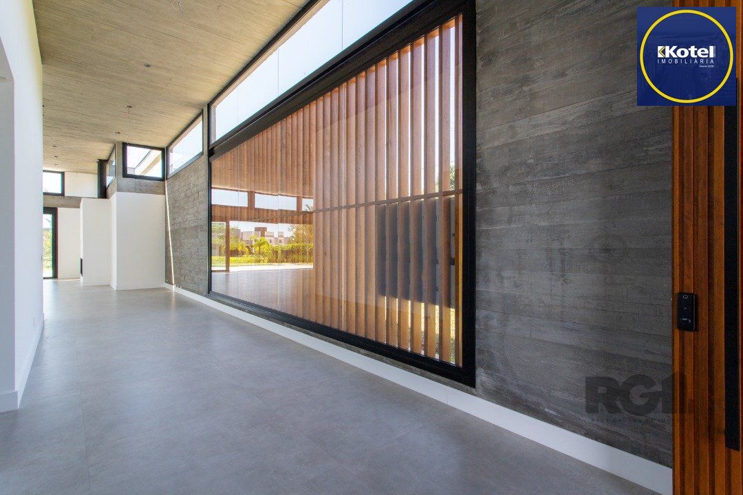 A Casa Le Mans, uma residência térrea de esquina com 389,48m2 de área coberta
