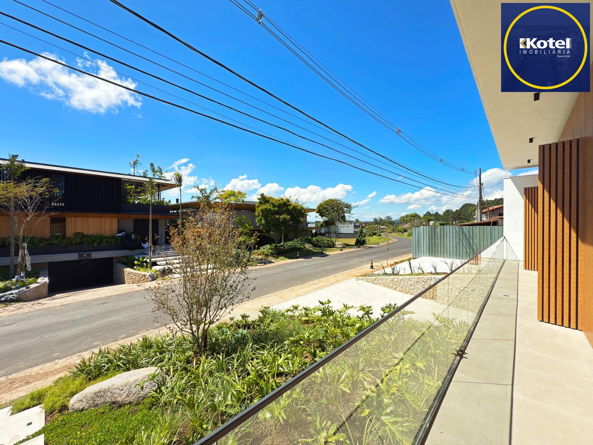 A casa conta com 434m2 de área construída, mas com um aproveitamento total dos 1.012m2 do lote