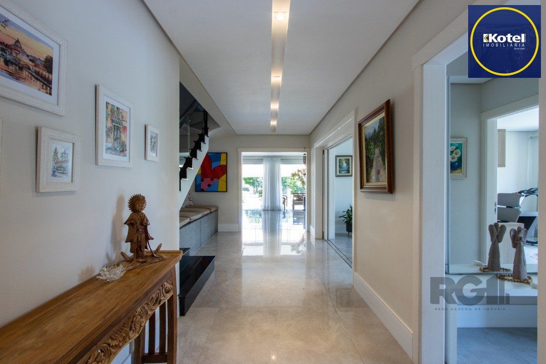 Excelente residência no Condomínio Terra Ville com aproximadamente 474,74m² privativos.
