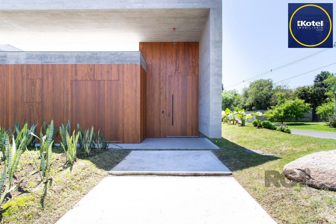 A Casa Le Mans, uma residência térrea de esquina com 389,48m2 de área coberta