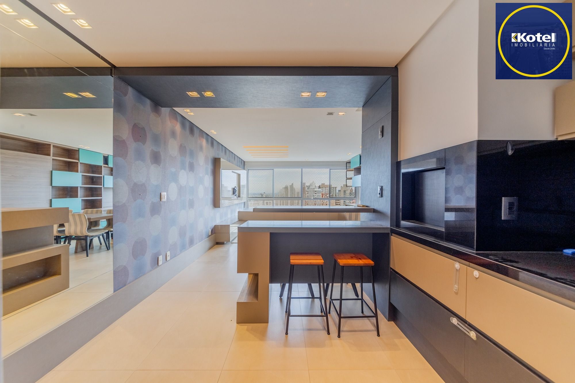 Apartamento semimobiliado, com 94m privativos, 2 suites e 3 vagas de garagem