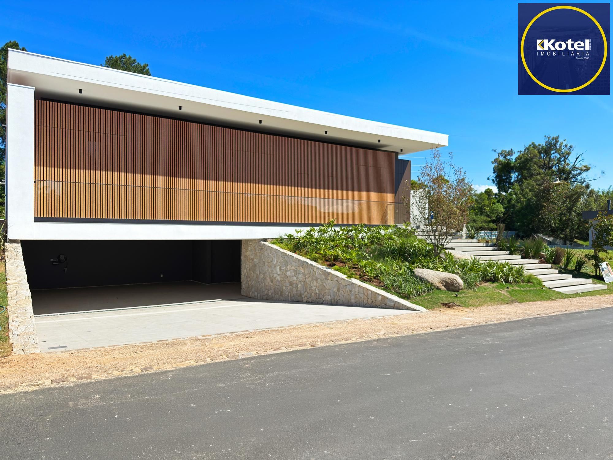 A casa conta com 434m2 de área construída, mas com um aproveitamento total dos 1.012m2 do lote