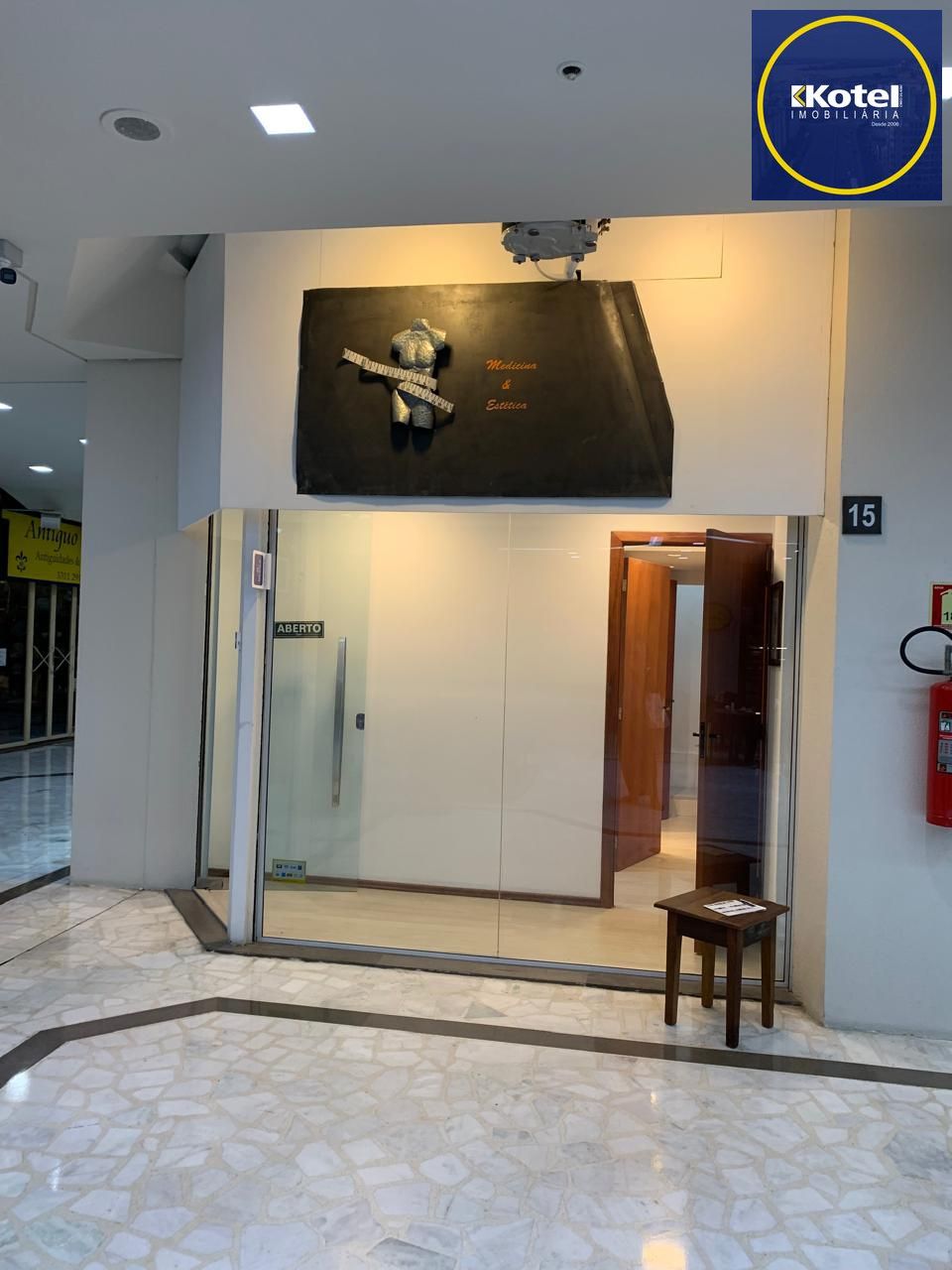 Loja térrea na Galeria Dr. Florêncio Ygartua - Bairro Moinhos de Vento