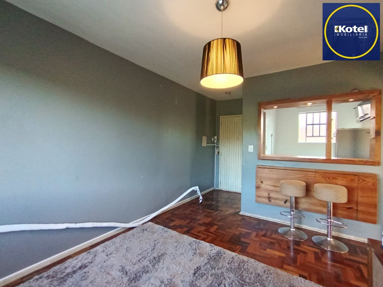 Apartamento de dois dormitórios á venda no bairro Cristal em Porto Alegre.