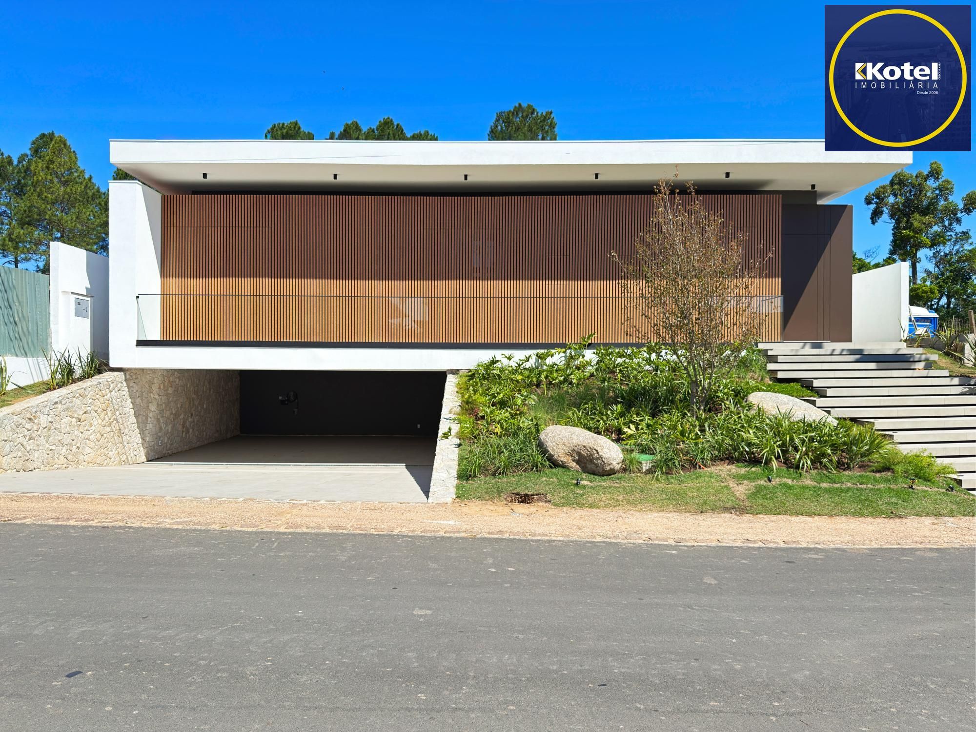 A casa conta com 434m2 de área construída, mas com um aproveitamento total dos 1.012m2 do lote