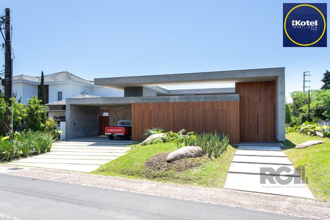 A Casa Le Mans, uma residência térrea de esquina com 389,48m2 de área coberta