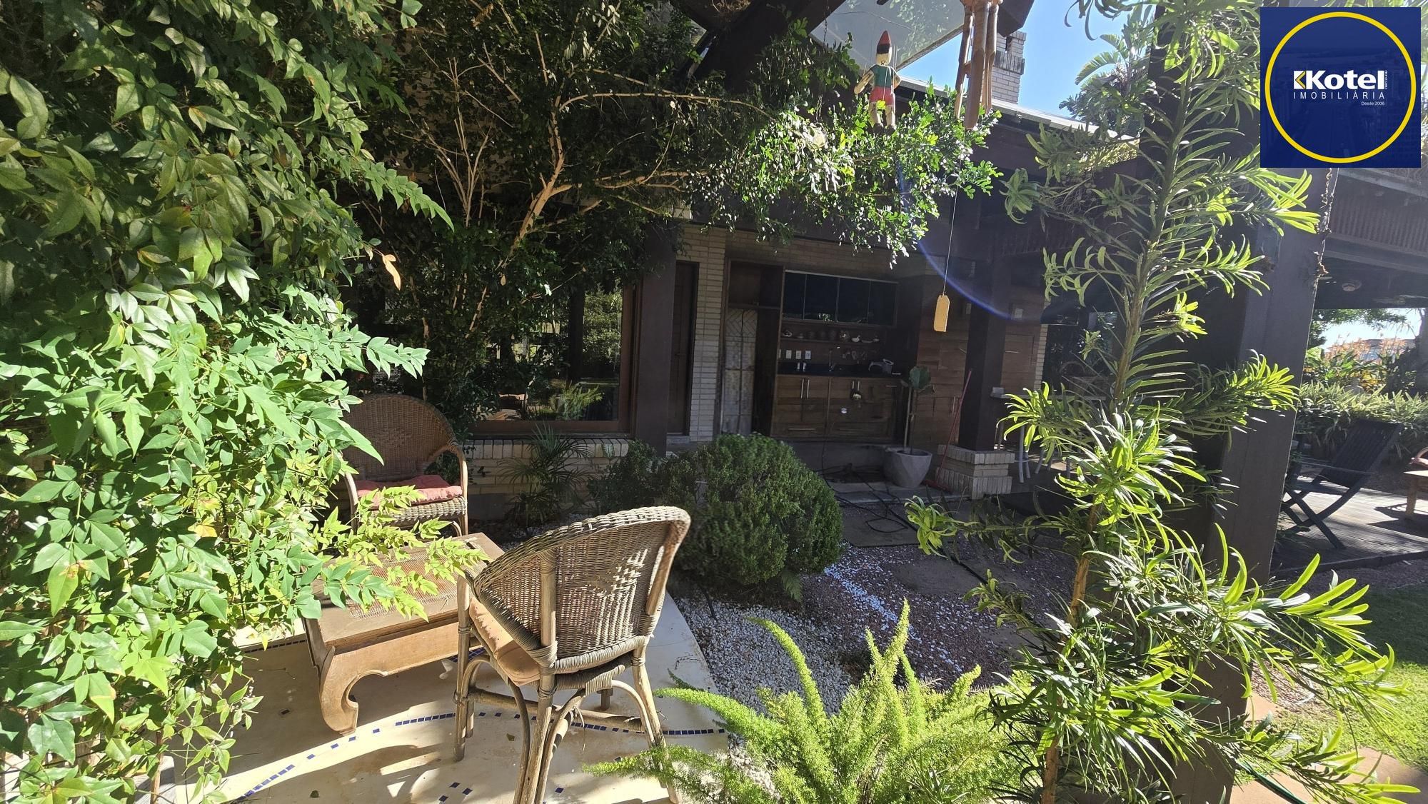 Casa no Terra Ville com fundo para o lago, com 4 suites.