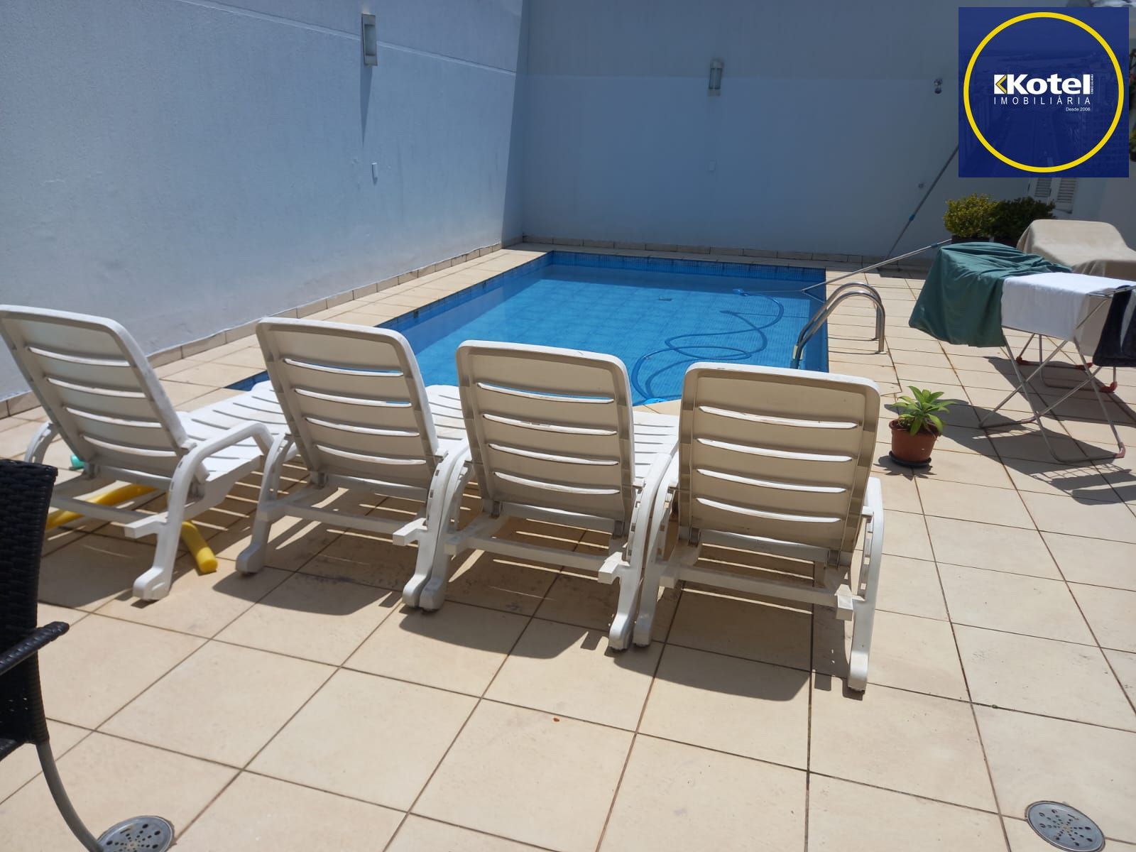 Vende-se sobrado com 5 quartos (3 suítes), 428m² e 3 vagas – Alto Petrópolis