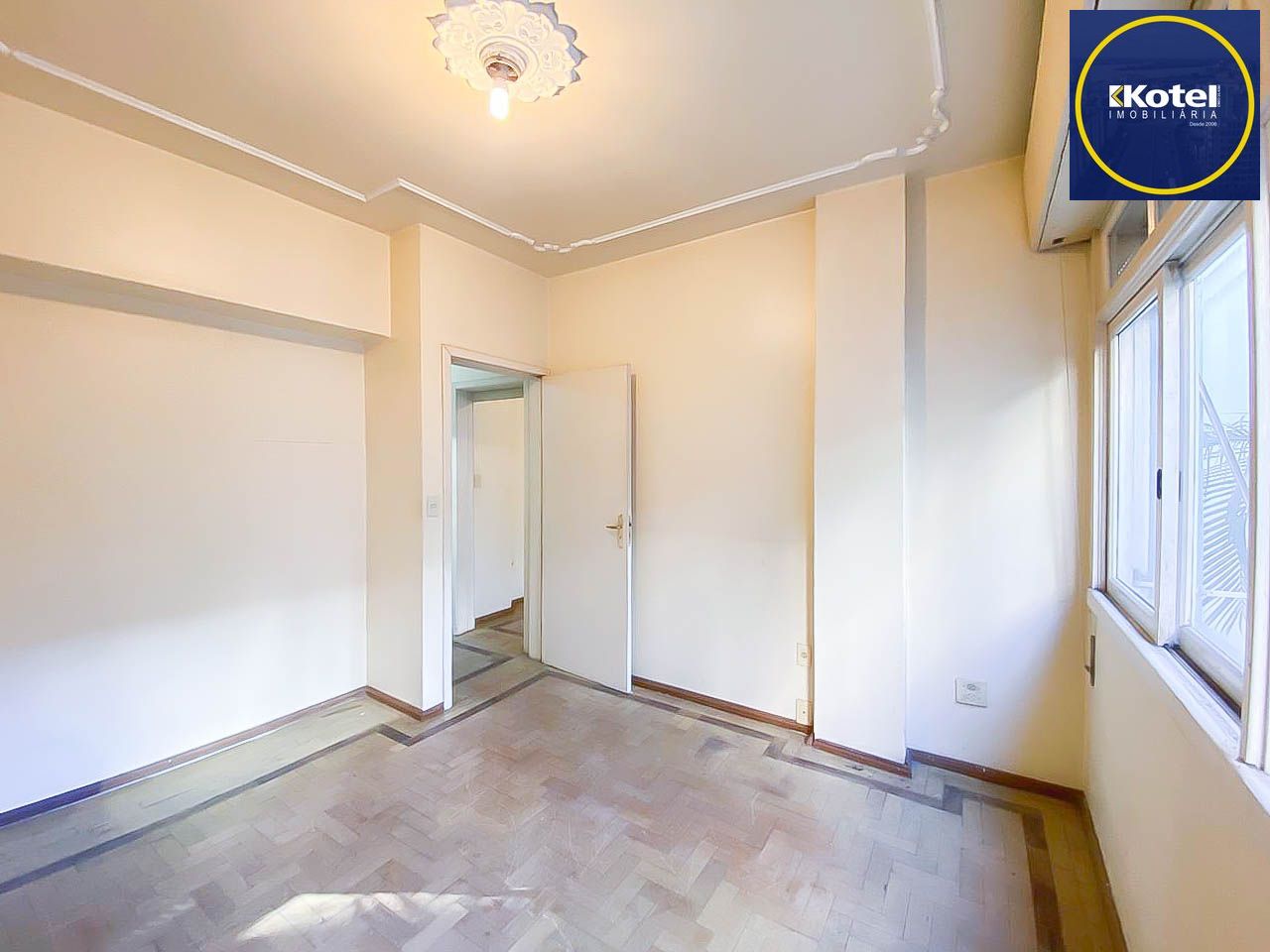 Apartamento amplo de 3 dormitórios, ensolarado, com portaria 24h próximo à UFRGS