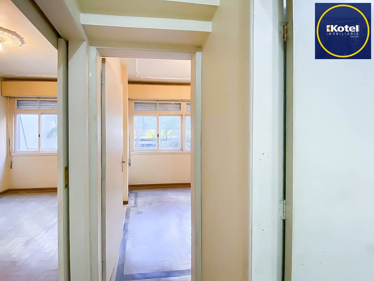 Apartamento amplo de 3 dormitórios, ensolarado, com portaria 24h próximo à UFRGS