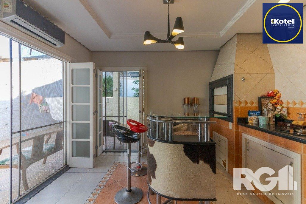Casa em Condomínio com 3 Suítes, Espaço Gourmet e 5 Vagas de Garagem