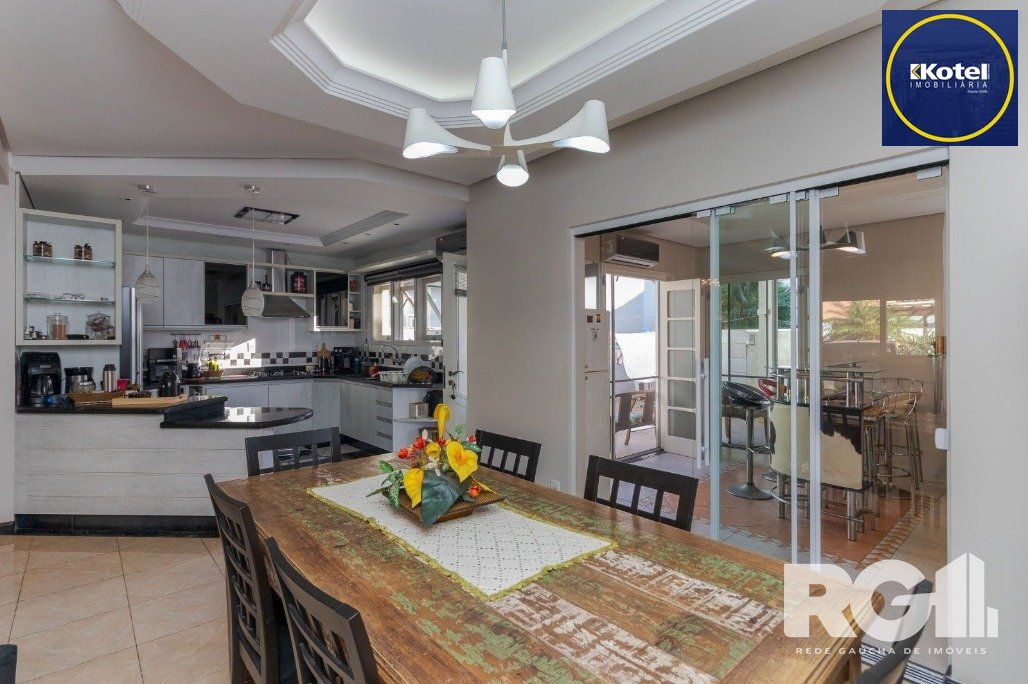 Casa em Condomínio com 3 Suítes, Espaço Gourmet e 5 Vagas de Garagem