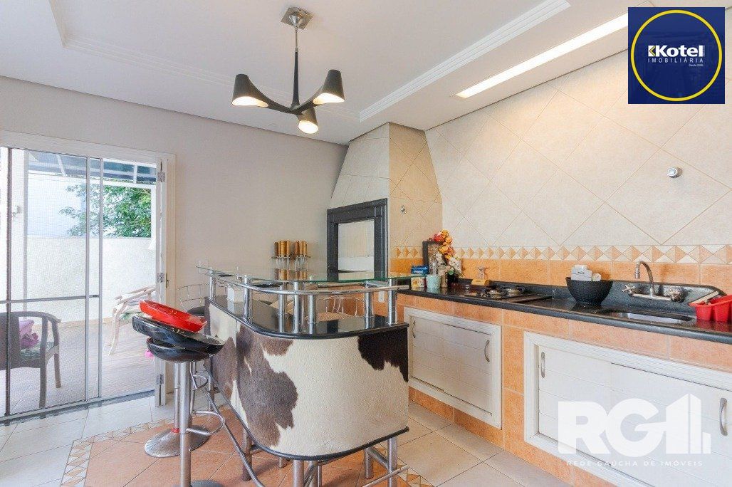 Casa em Condomínio com 3 Suítes, Espaço Gourmet e 5 Vagas de Garagem