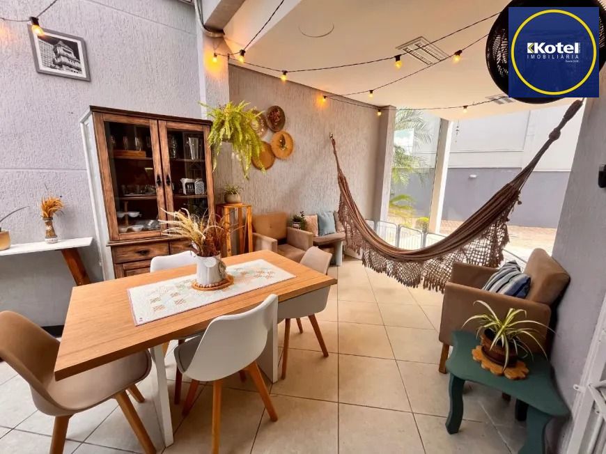 Casa Reformada em Condomínio com Suíte e Espaço Versátil Avenida Ecoville