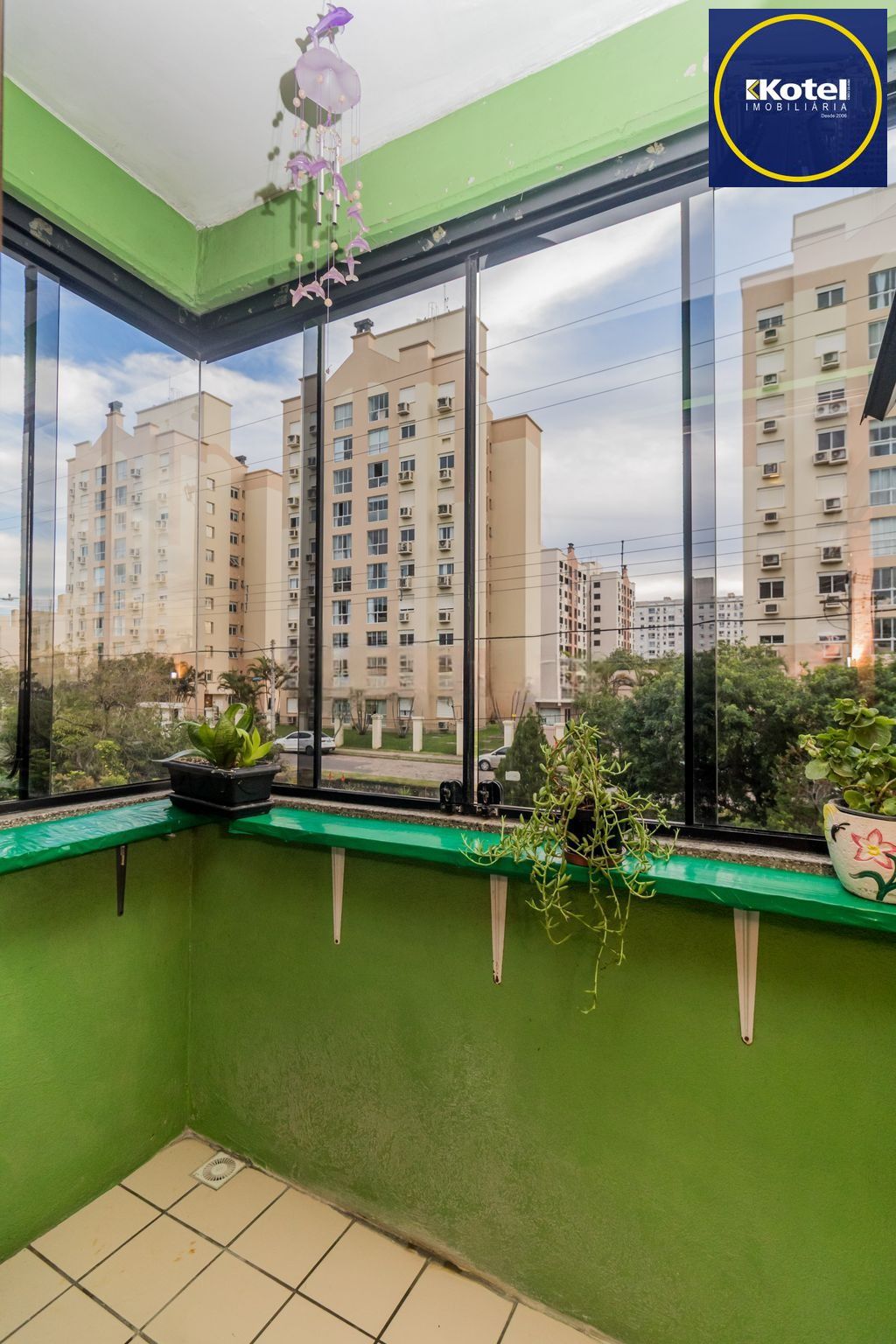 Apartamento iluminado com 2 dormitórios e vaga escriturada