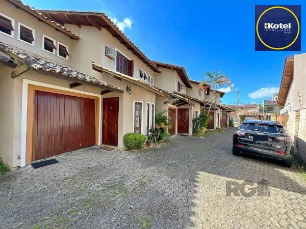Casa Condominio em Porto Alegre, no bairro Ipanema, com 3 dormitório(s), e 3 banheiros, à venda.