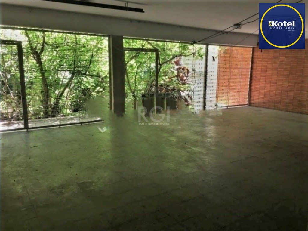 Casa de 3 dormitórios  4 vagas amplo terreno - Menino Deus