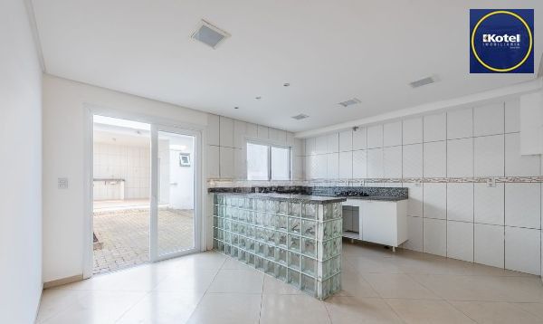 Casa sobrado no bairro Vila Ipiranga de 3 dormitórios e 2 vagas