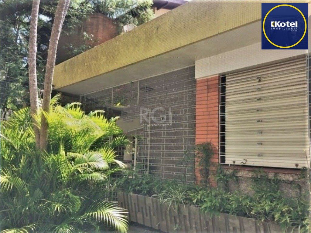 Casa de 3 dormitórios  4 vagas amplo terreno - Menino Deus