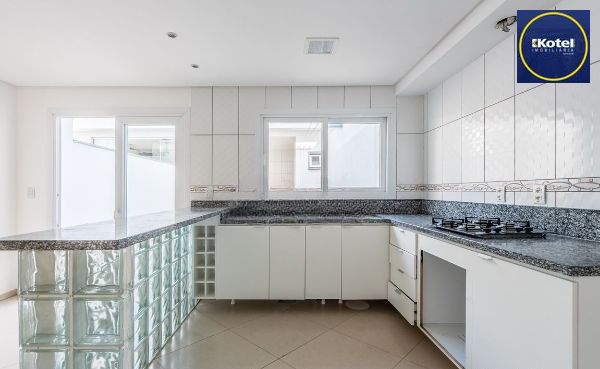 Casa sobrado no bairro Vila Ipiranga de 3 dormitórios e 2 vagas