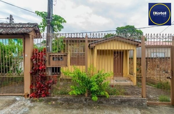 Casa / Terreno com 3 casas de alvenaria no bairro Morro Santana