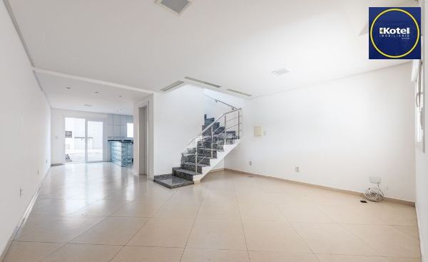 Casa sobrado no bairro Vila Ipiranga de 3 dormitórios e 2 vagas