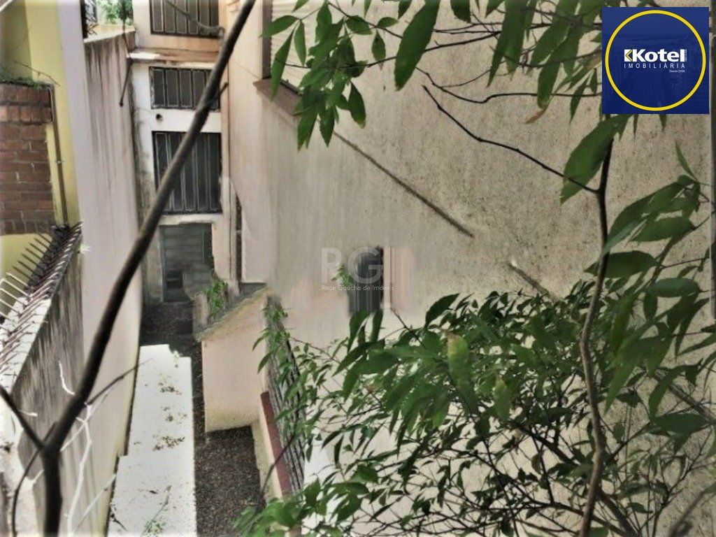 Casa de 3 dormitórios  4 vagas amplo terreno - Menino Deus