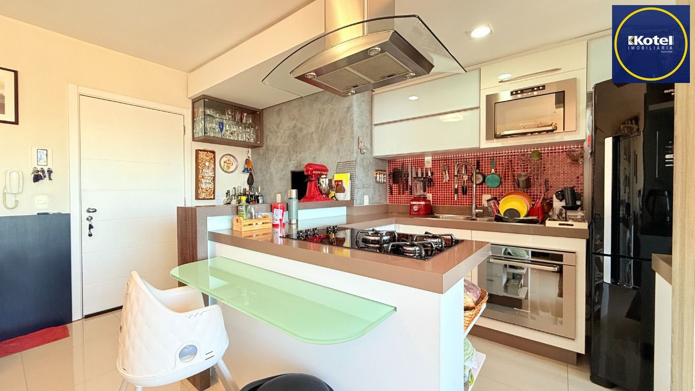 Apartamento 2 dormitórios, 1 vaga, elevador na Rua General Lima e Silva.