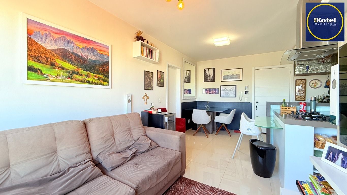 Apartamento 2 dormitórios, 1 vaga, elevador na Rua General Lima e Silva.