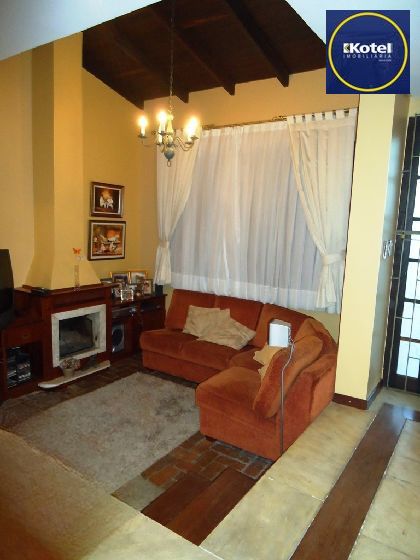 Casa com 3 quartos, 3 banheiros, churrasqueira no bairro Jardim São Pedro.