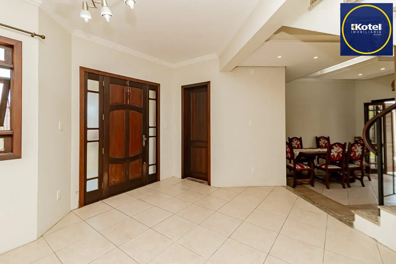 Casa com 4 dormitórios e 2 pavimentos em ótimo estado de conservação .