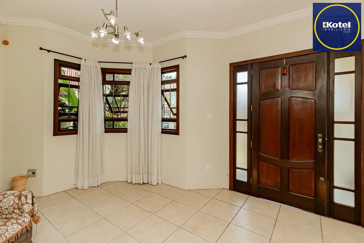 Casa com 4 dormitórios e 2 pavimentos em ótimo estado de conservação .