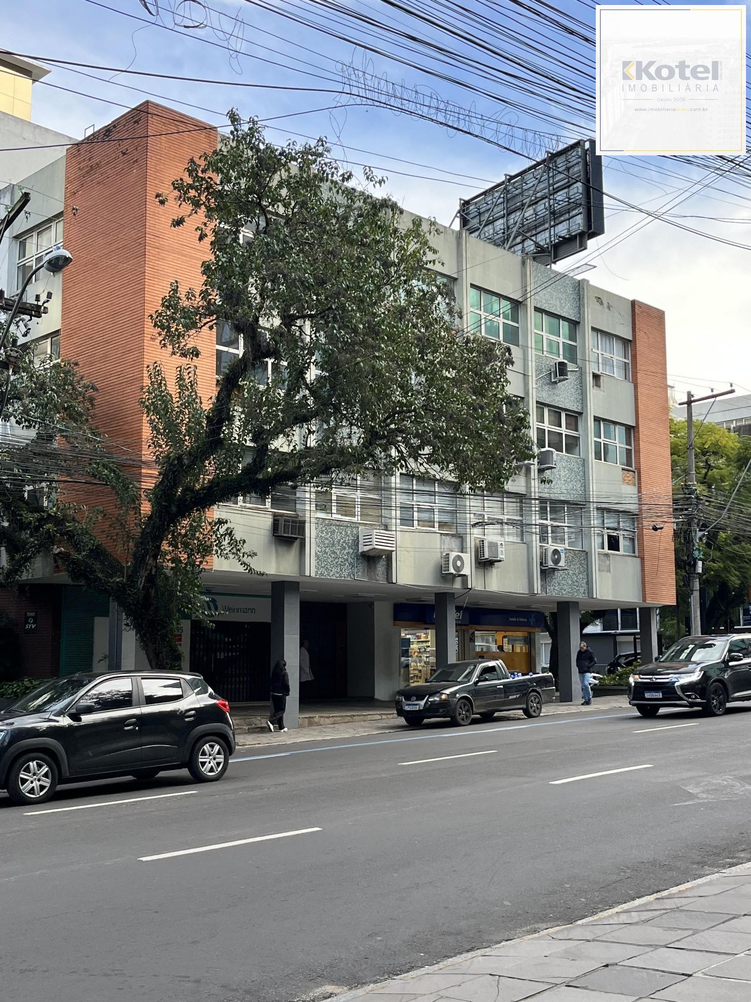 sala comercial grande prédio com elevador no bairro Rio Branco em Porto Alegre