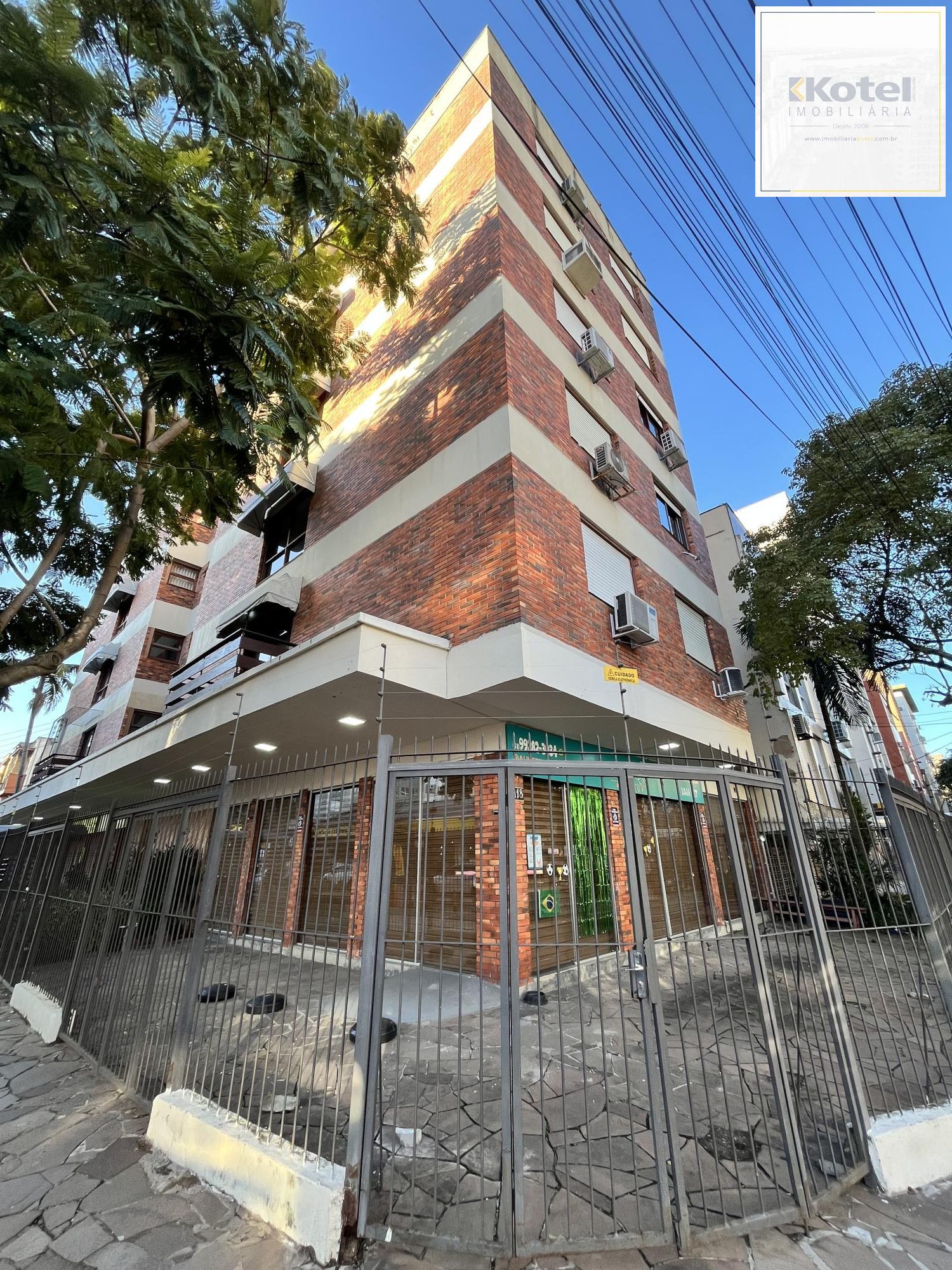 Apartamento de dois quartos e uma vaga de garagem no bairro Menino Deus em POA