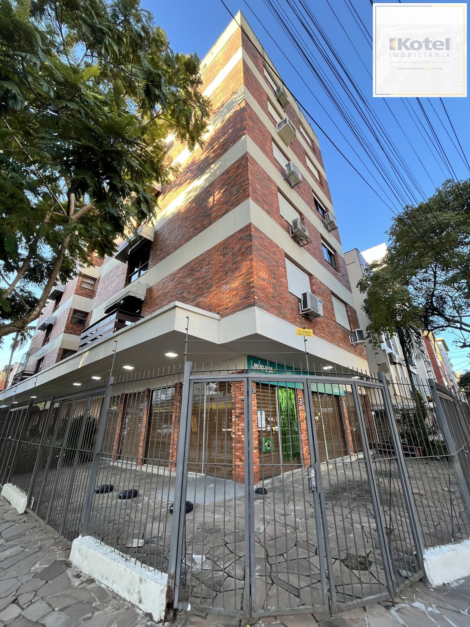 Apartamento de dois quartos e uma vaga de garagem no bairro Menino Deus em POA