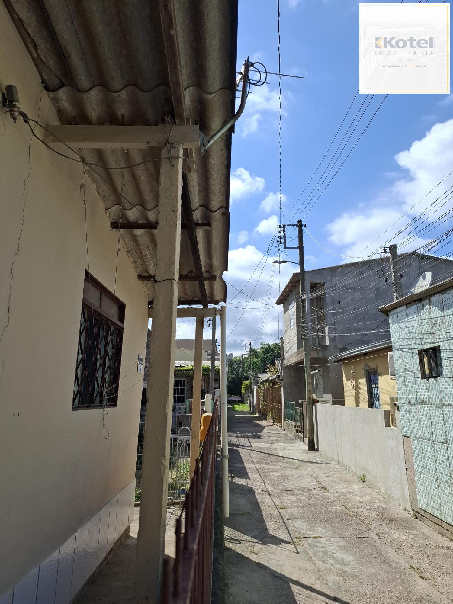Vende Casa no Bairro Cavalhada em acesso a poucos metros da Avenida. Construídos 2 residências geminadas com 1 dormitório separado, sala e cozinha integrados casa uma, mais chalé antigo de madeira. — foto 2